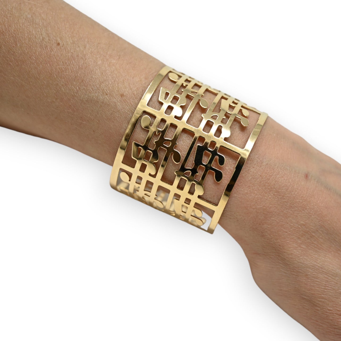 Vergoldetes Manschettenarmband mit Musiknoten-Design auf Handgelenk, elegantes Schmuckstück mit durchbrochenen Ornamenten