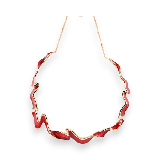 Elegantes Collier mit goldenem Zickzack-Design und roten Emaille-Einlagen, an feiner Goldkette