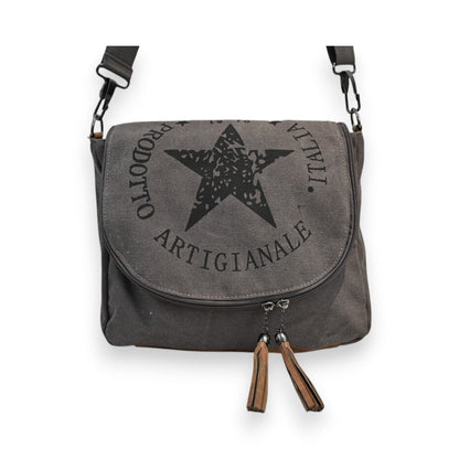 Graue Canvas Umhängetasche mit Stern-Logo und Aufschrift 'Prodotto Artigianale', verstellbarer Schulterriemen, Reißverschluss