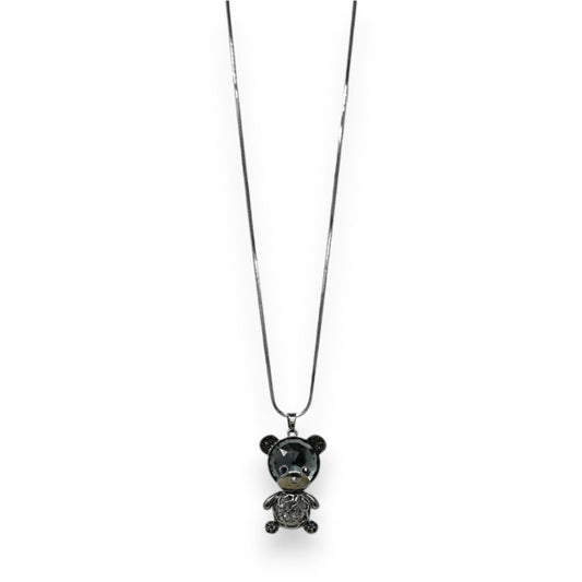 Graue Metallhalskette mit niedlichem Teddybär-Anhänger, filigrane Schmuckarbeit, modisches Accessoire