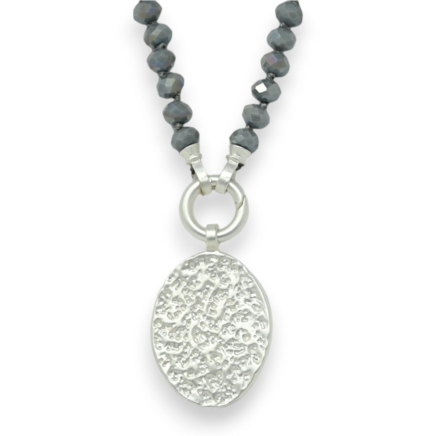 Elegante Halskette mit grauen Glasperlen und geprägtem silbernem Medaillon-Anhänger an einem Ring