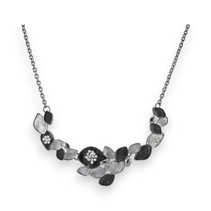 Elegante Halskette mit grauen und schwarzen Metallblüten, verziert mit funkelnden Kristallen auf einer feinen Kette