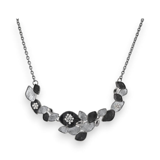 Elegante Halskette mit grauen und schwarzen Metallblüten, verziert mit funkelnden Kristallen auf einer feinen Kette