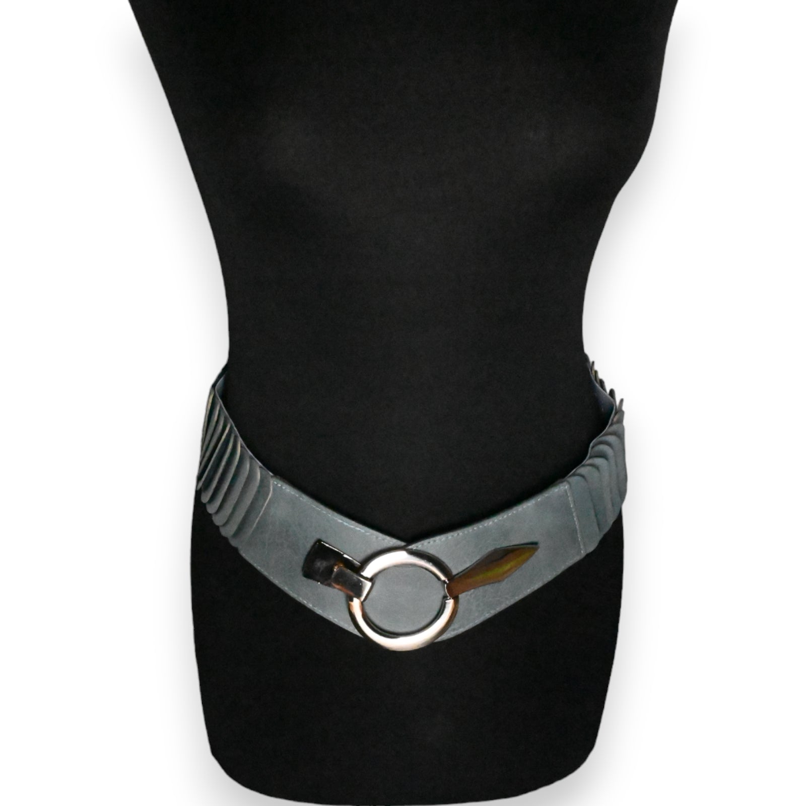 Elastischer grauer Gürtel mit silbernem Ring auf schwarzem Hintergrund, modernes Design für Jeans oder Hosen