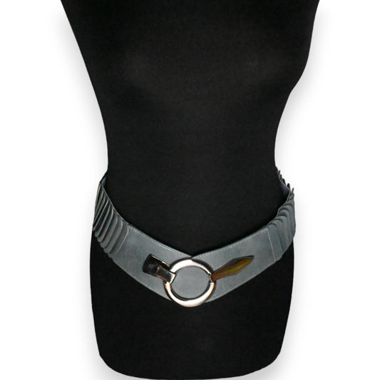 Elastischer grauer Gürtel mit silbernem Ring auf schwarzem Hintergrund, modernes Design für Jeans oder Hosen