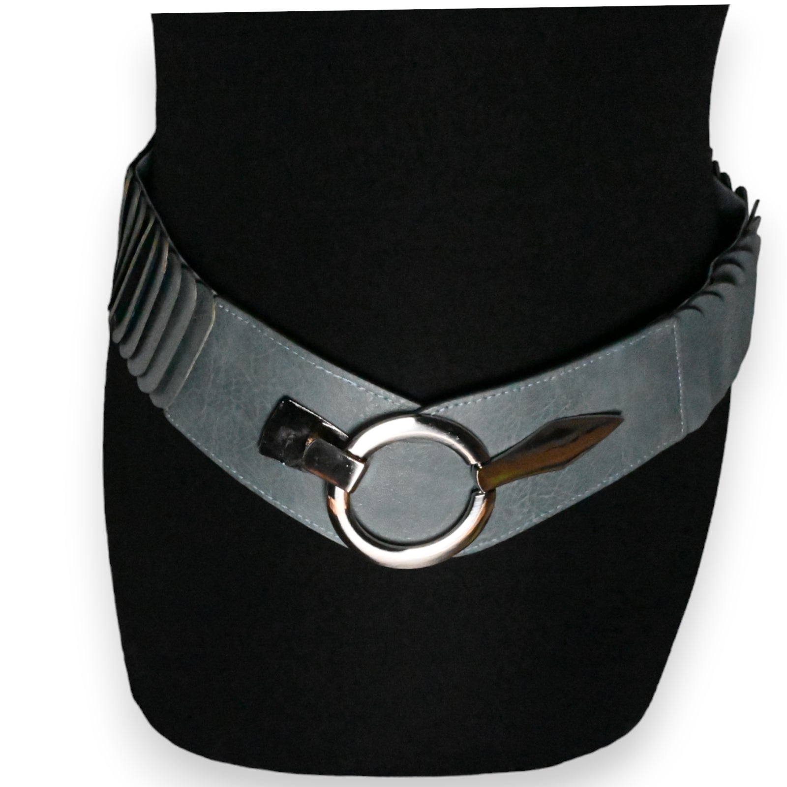 Elastischer grauer Gürtel mit silbernem Ring-Verschluss auf schwarzem Hintergrund, modisches Accessoire für Jeans