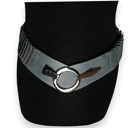 Elastischer grauer Gürtel mit silbernem Ring-Verschluss auf schwarzem Hintergrund, modisches Accessoire für Jeans