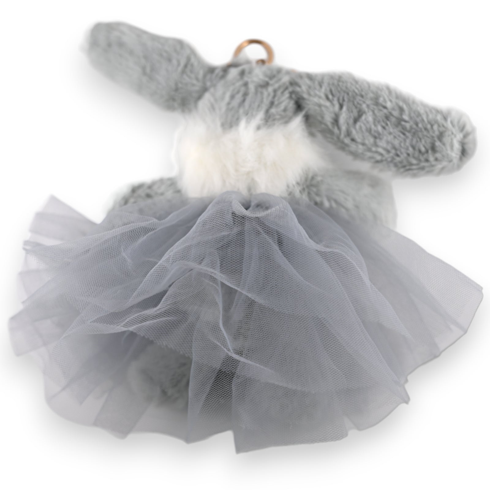 Flauschiger grauer Hase Schlüsselanhänger mit weißem Bauch und grauem Tüllrock, Shabby-Chic-Stil, auf weißem Hintergrund