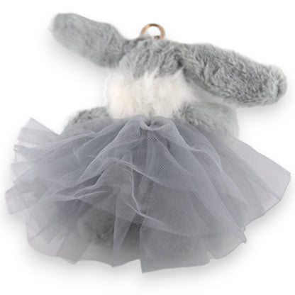 Flauschiger grauer Hase Schlüsselanhänger mit weißem Bauch und grauem Tüllrock, Shabby-Chic-Stil, auf weißem Hintergrund
