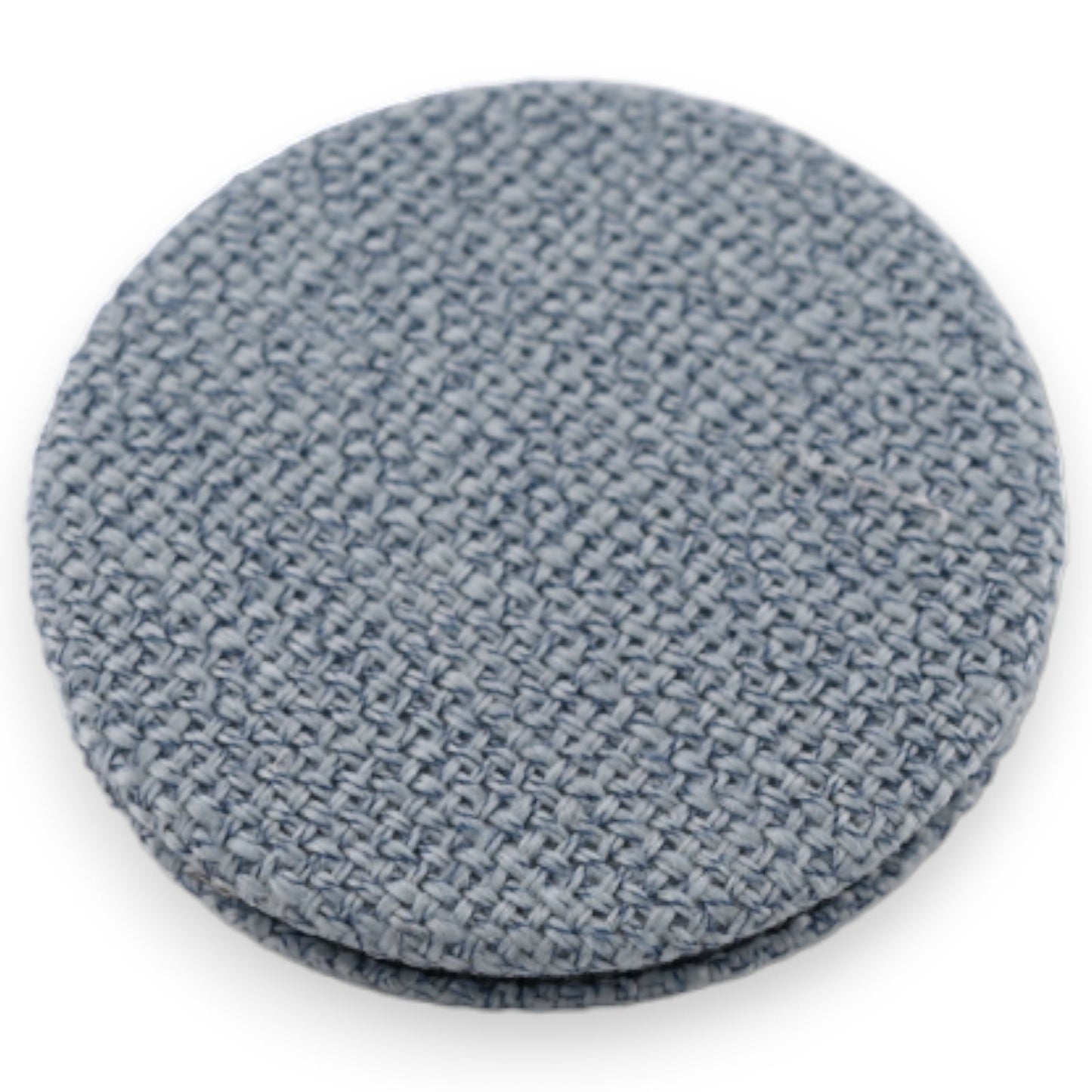 Runder Taschenspiegel in hellblauem Tweed-Stoff mit strukturierter Oberfläche, flach auf weißem Hintergrund