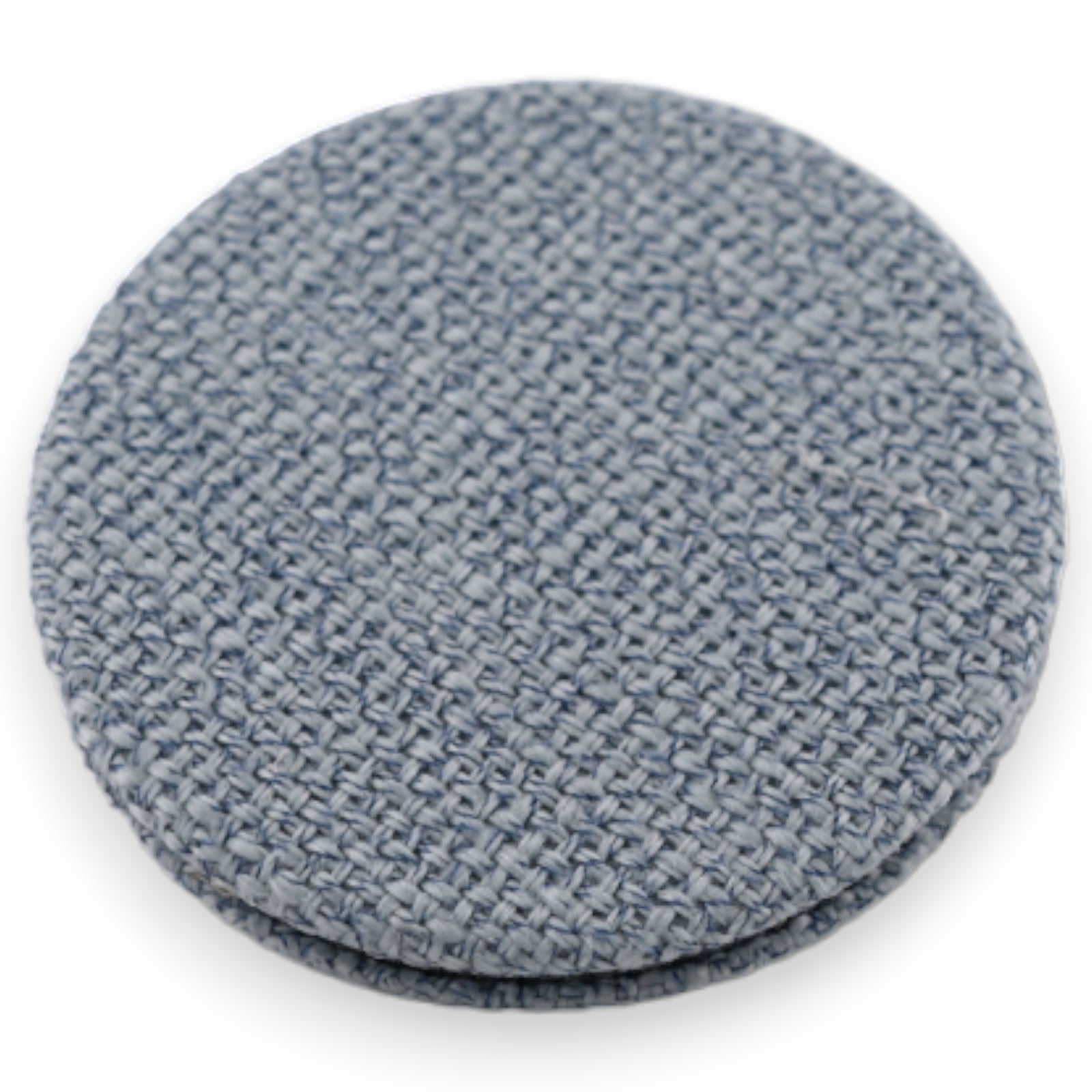 Runder Taschenspiegel in hellblauem Tweed-Stoff mit strukturierter Oberfläche, flach auf weißem Hintergrund