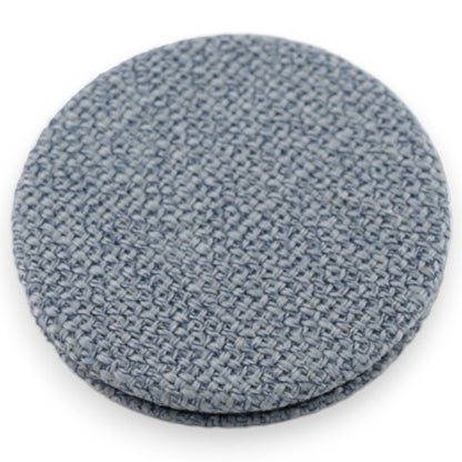 Runder Taschenspiegel in hellblauem Tweed-Stoff mit strukturierter Oberfläche, flach auf weißem Hintergrund