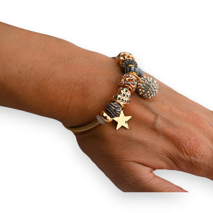Charm-Armband mit goldenen und grauen Perlen, Strasssteinen, Stern-Anhänger auf Handgelenk, eleganter Schmuck