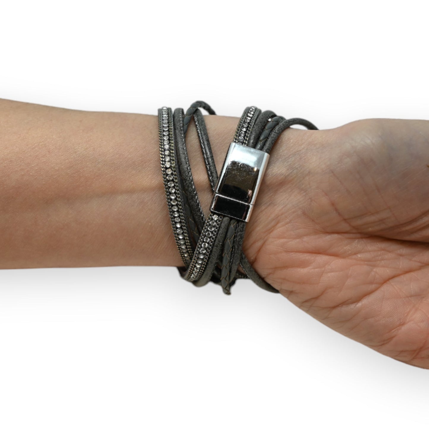 Graues Doppelarmband mit Nieten und Strass um Handgelenk gewickelt, mit silbernem Magnetverschluss