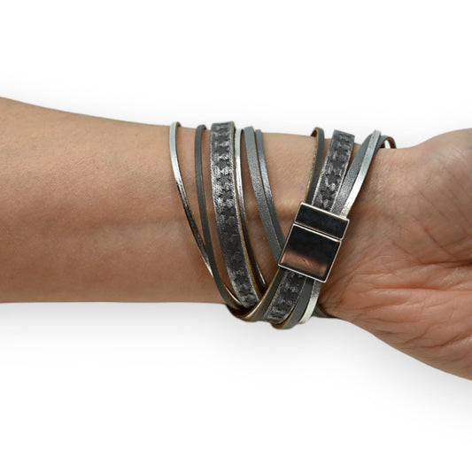 Mehrsträngiges Wickelarmband aus grauem Leder mit Sternenprägung und Metallverschluss am Handgelenk