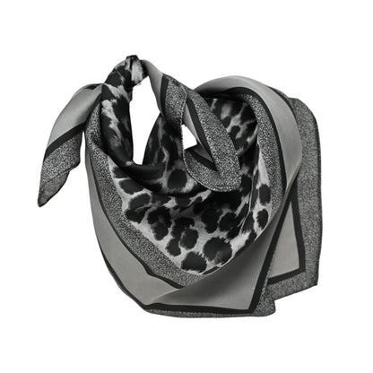 Elegantes graues Seidentuch mit Leopardenmuster und geometrischem Rand, modisches Accessoire für Damen