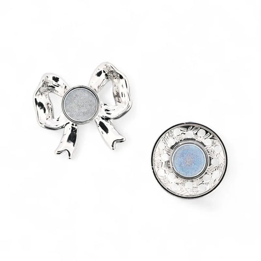 Große schwarze glänzende Schleife mit silbernen Konturen 3D-Relief - zeitlose schicke Brosche