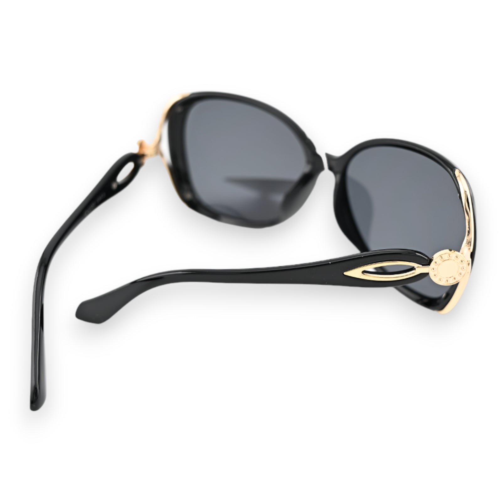 Elegante schwarze Sonnenbrille mit goldenen Akzenten, große Gläser und geschwungene Bügel, Rückansicht auf weißem Hintergrund