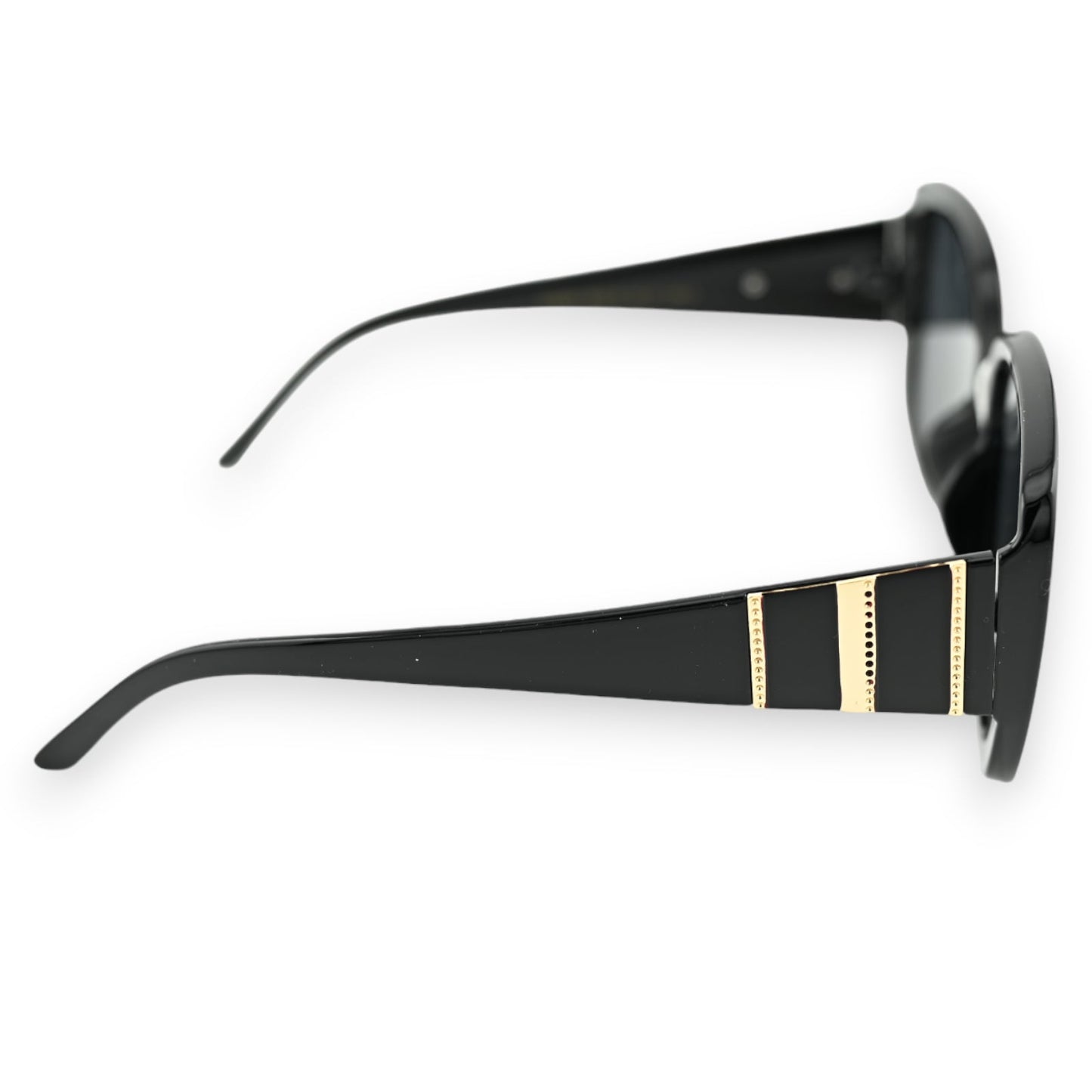 Große schwarze Sonnenbrille mit goldfarbenen Akzenten an den Bügeln, seitliche Ansicht auf weißem Hintergrund
