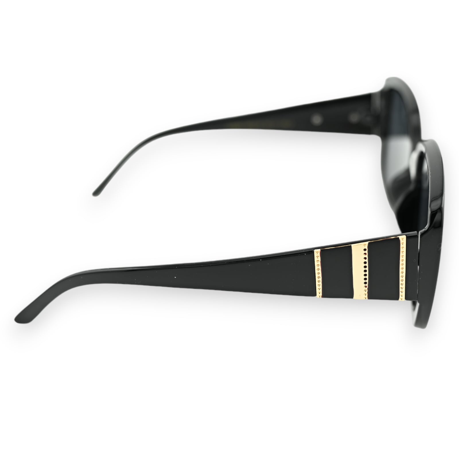 Große schwarze Sonnenbrille mit goldfarbenen Akzenten an den Bügeln, seitliche Ansicht auf weißem Hintergrund