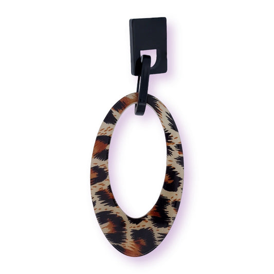 Großer ovaler Ohrring mit Leopardenmuster, hängend an schwarzem Haken. Modisches Accessoire für Damen.