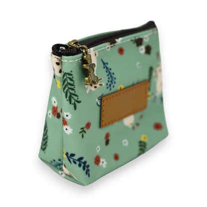 Kleine Geldbörse mit Reißverschluss, mintgrünem Blumenmuster, Lederapplikation und goldenem Anhänger in Hasenform