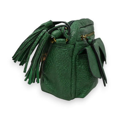 Elegante grüne Leder-Umhängetasche mit Quaste, strukturierter Oberfläche und goldenen Akzenten, seitliche Ansicht