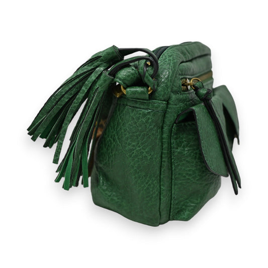 Elegante grüne Leder-Umhängetasche mit Quaste, strukturierter Oberfläche und goldenen Akzenten, seitliche Ansicht