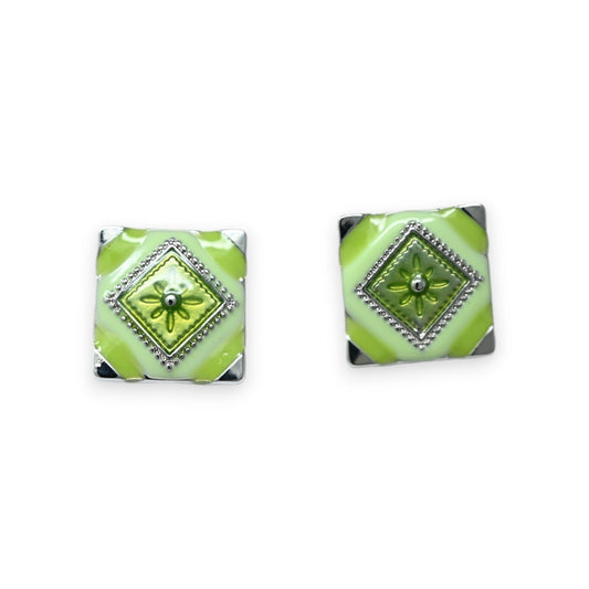 Quadratische Ohrringe mit grünem Patchwork-Design, Silberrand und Blumenmuster in der Mitte, eleganter Modeschmuck