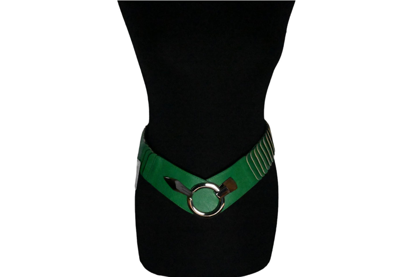 Grüner elastischer Gürtel mit Akkordeon-Muster und silbernem Ring auf schwarzem Hintergrund, modisches Accessoire