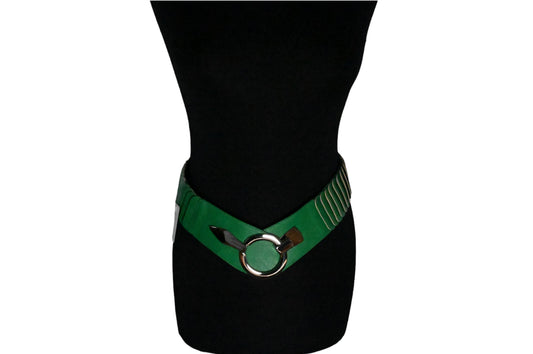 Grüner elastischer Gürtel mit Akkordeon-Muster und silbernem Ring auf schwarzem Hintergrund, modisches Accessoire