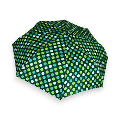 Halbautomatischer Regenschirm mit grünem Punktmuster in verschiedenen Nuancen, geöffnet auf weißem Hintergrund
