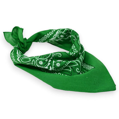 Grünes Bandana mit weißem Paisleymuster, traditionelles Kopf- oder Halstuch, quadratisch gefaltet