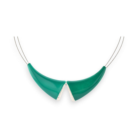 Elegantes Collier mit grünem Bubikragen-Anhänger aus Emaille, an dünnen silbernen Drähten, modernes Design