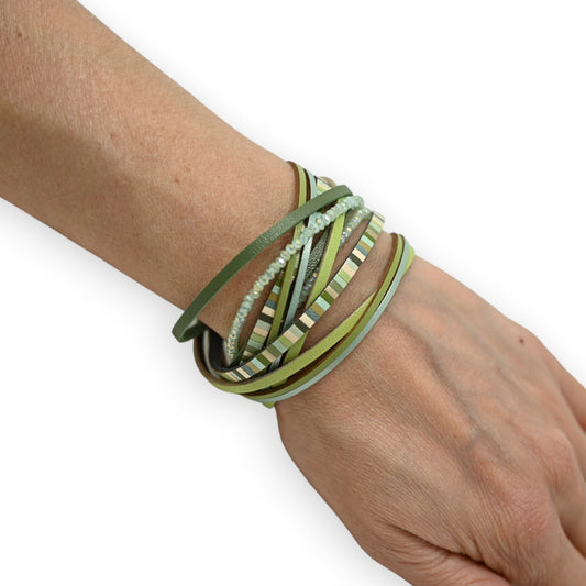 Doppelt gewickeltes Armband in Grüntönen