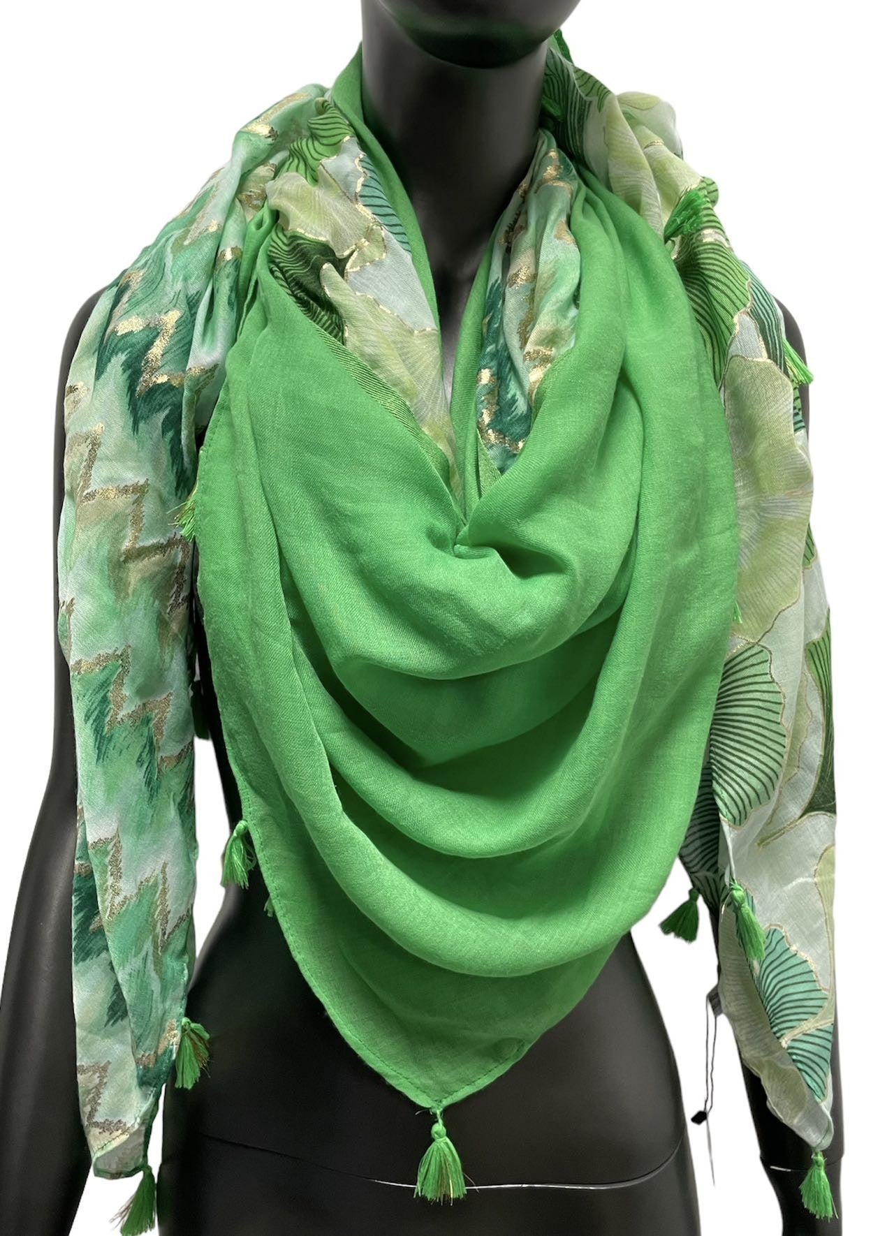 Quadratisches Patchwork-Tuch mit Ginko- und grünen Chevron-Mustern