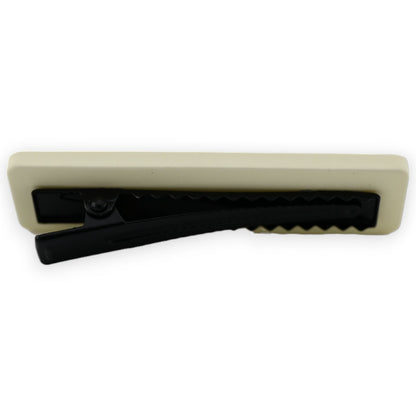 Beige Haarspange mit schwarzem Clip-Mechanismus, rechteckige Form, minimalistisches Design für eleganten Halt
