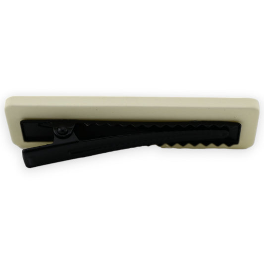 Beige Haarspange mit schwarzem Clip-Mechanismus, rechteckige Form, minimalistisches Design für eleganten Halt
