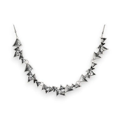 Halskette mit gealterten silbernen Dreiecken von Ikita
