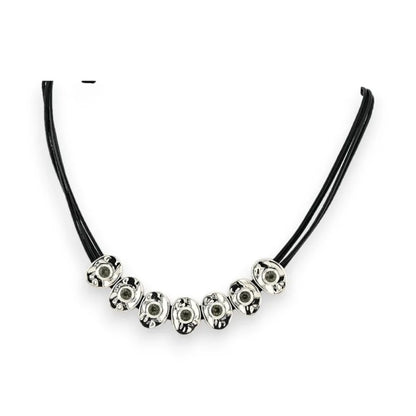 Modeschmuck-Halskette mit schwarzem Band und silbernen Anhängern mit Blumenmotiven