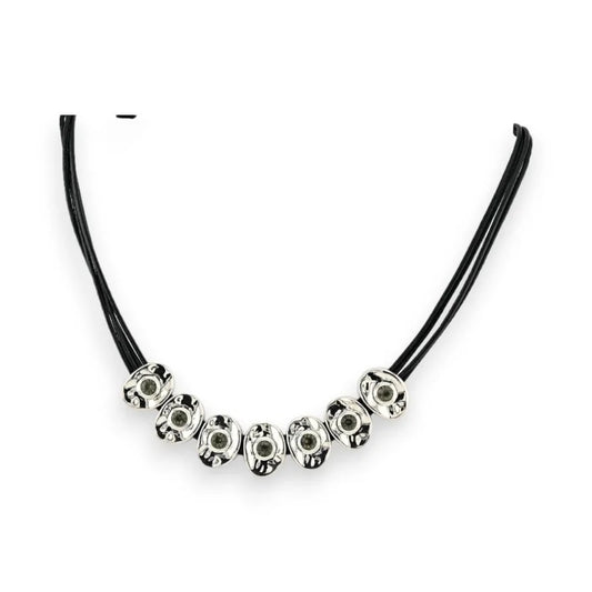 Modeschmuck-Halskette mit schwarzem Band und silbernen Anhängern mit Blumenmotiven