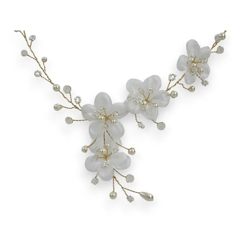 Floralia Halskette - Goldener Hochzeitsschmuck mit weißen Stoffblüten und Perlen
