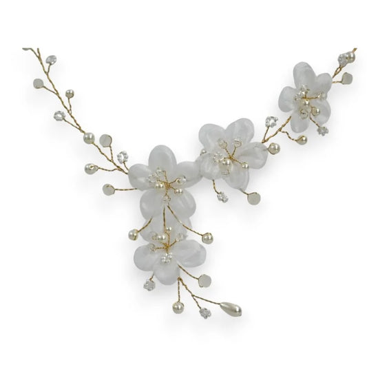 Floralia Halskette - Goldener Hochzeitsschmuck mit weißen Stoffblüten und Perlen