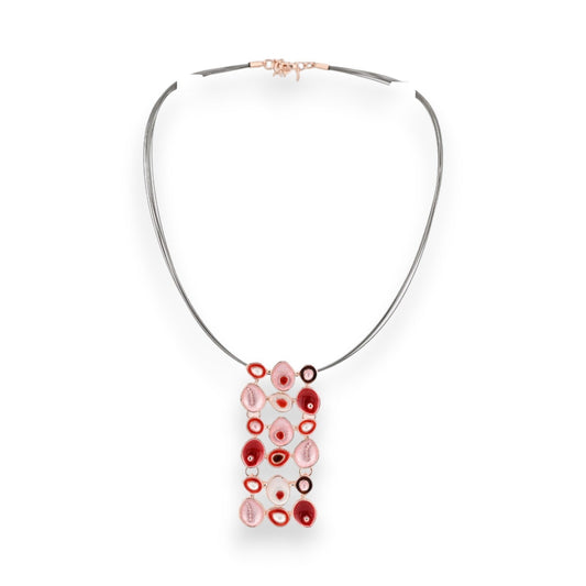 Elegante Halskette mit roten und rosa Glasanhängern auf silbernem Draht, modernes Design für Damen