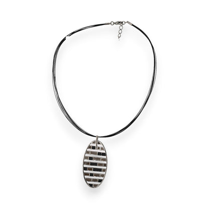 Elegante Halskette mit ovalem Anhänger, schwarze Kordel, Anhänger mit schwarz-grauen Streifen, moderner Schmuck