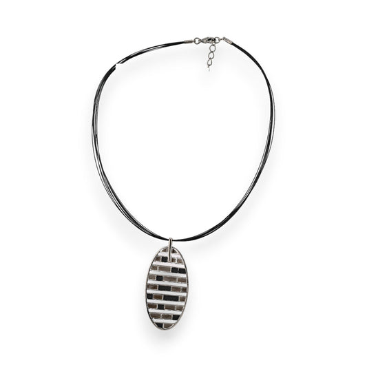 Elegante Halskette mit ovalem Anhänger, schwarze Kordel, Anhänger mit schwarz-grauen Streifen, moderner Schmuck