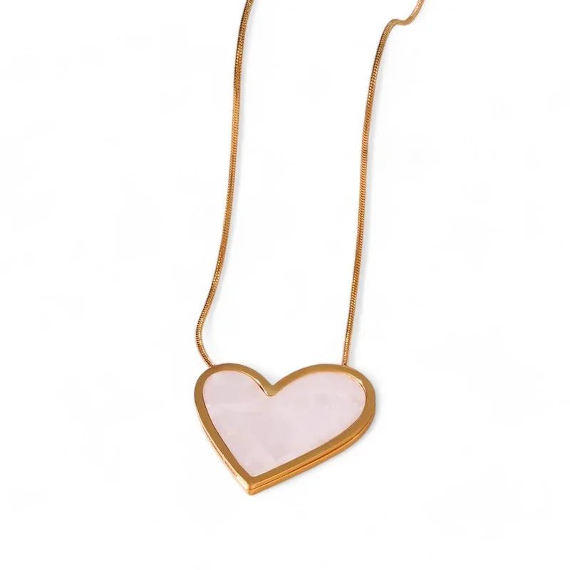 Halskette mit Anhänger in blassrosa und goldenem Herz an feiner Kette, eleganter Schmuck und...