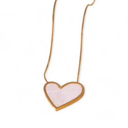 Halskette mit Anhänger in blassrosa und goldenem Herz an feiner Kette, eleganter Schmuck und...