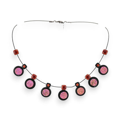 Modische Halskette mit runden rosa Glitzer-Anhängern und roten Akzenten auf schwarzem Draht, Ikita Design