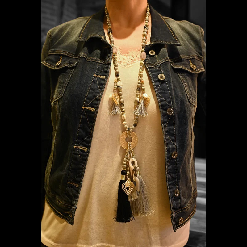 Graue und schwarze Fantasie-Sautoir-Halskette mit goldenem Medaillon und Anhängern